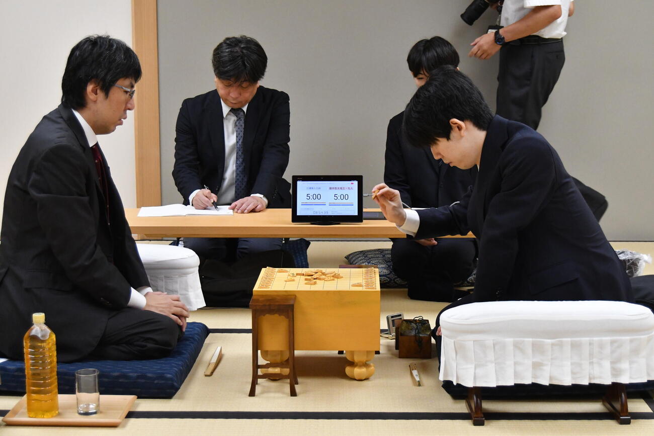 伊藤匠王座（叡王）への挑戦権を争う王座戦挑戦者決定戦は広瀬章人九段（左）の先手で対局開始（左は後手の藤井聡太6冠）