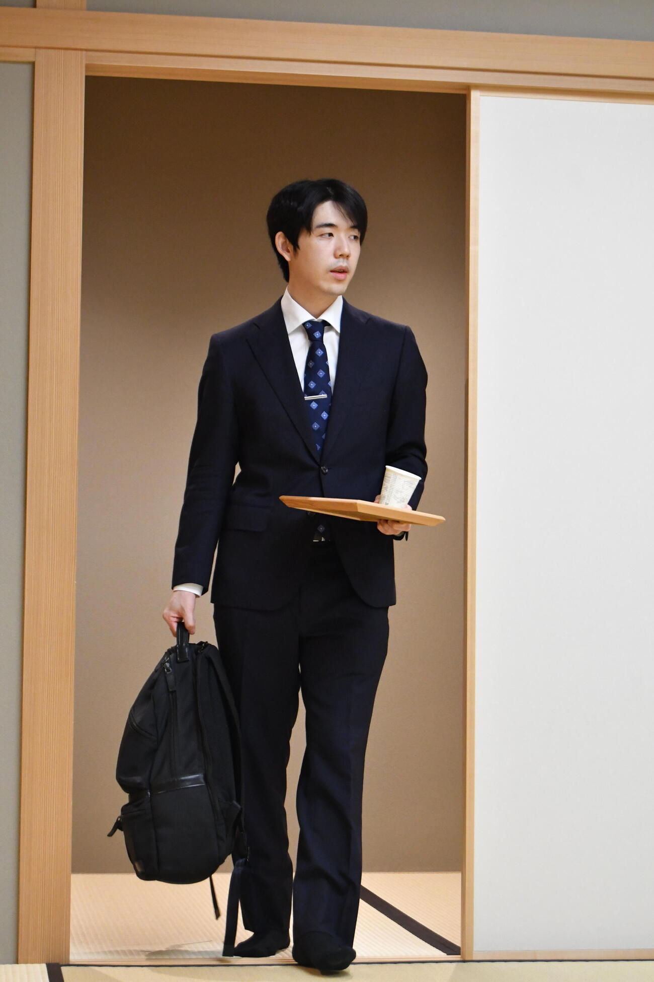 王座戦挑戦者決定戦の対局場所に入室する藤井聡太6冠