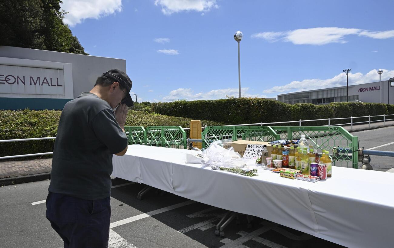 爆発の起きた「イオンモール熊本」に設置された献花台で手を合わせる人＝5日午前、熊本県嘉島町（共同）