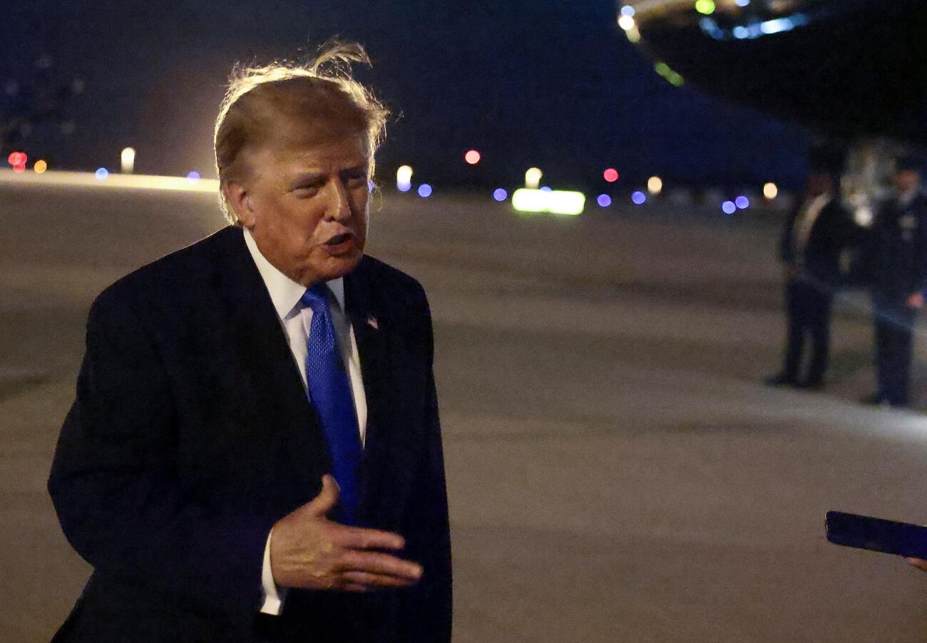 4日、米カリフォルニア州ロサンゼルスの空港で記者団に語るトランプ大統領（ロイター＝共同）