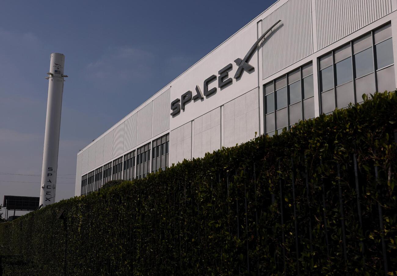 米宇宙開発企業スペースXの建物に表示されたロゴ＝4日、カリフォルニア州（ゲッティ＝共同）