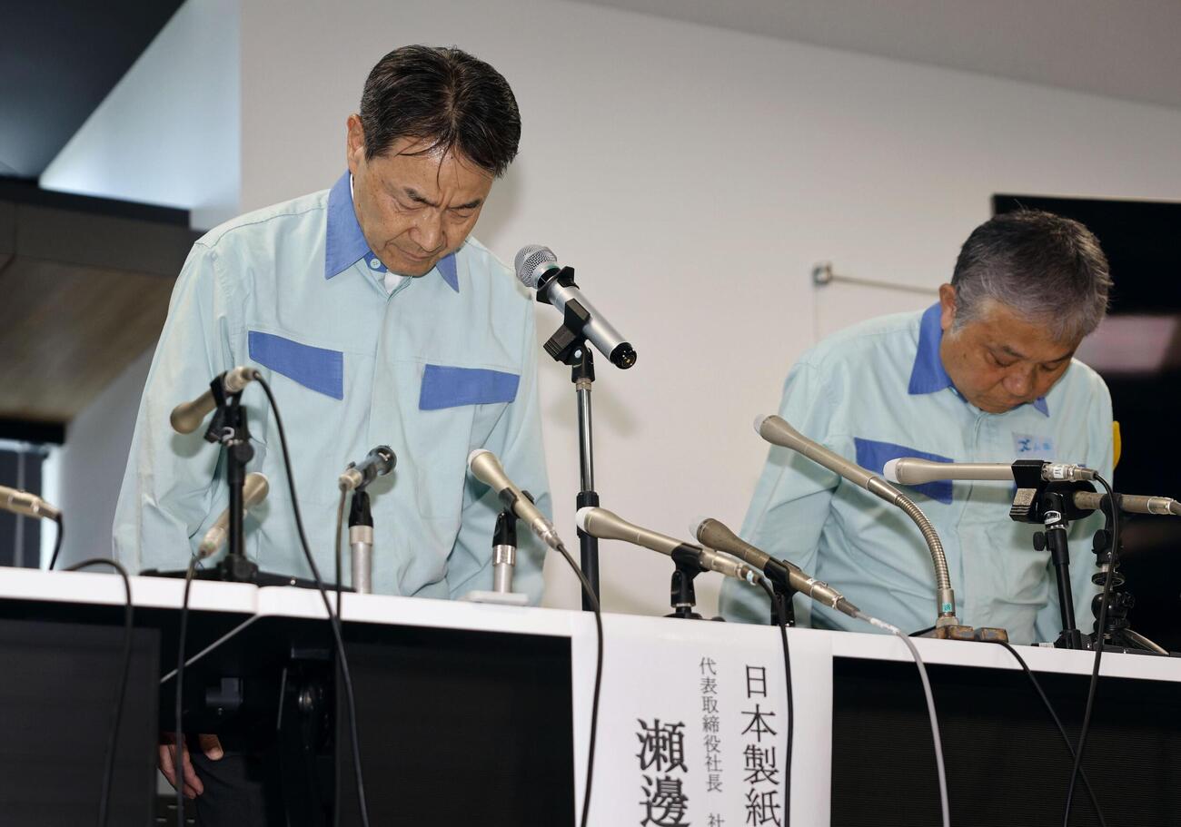 熊本地震による事故を巡り、記者会見で謝罪する日本製紙の瀬辺明社長（左）ら（共同）