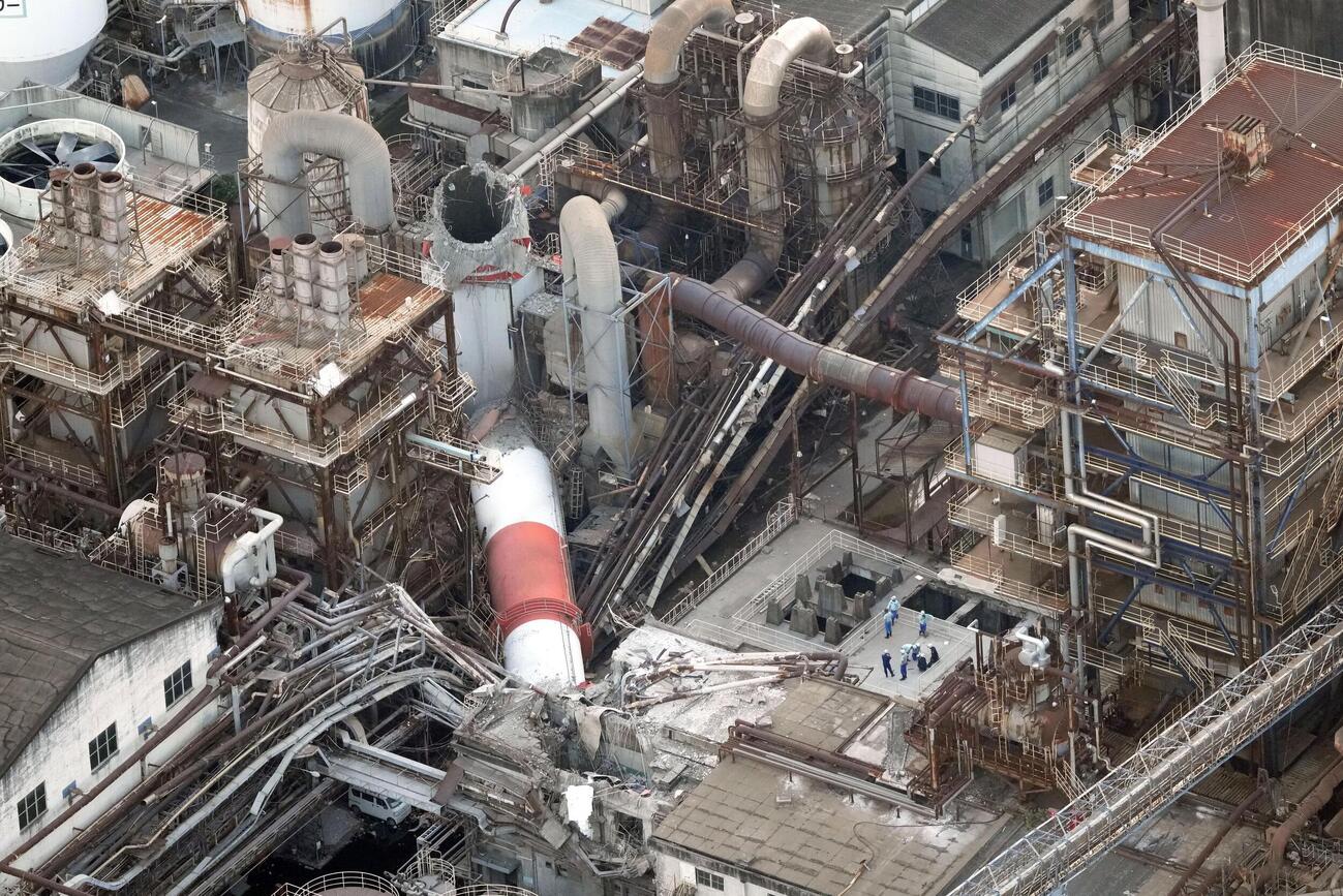 地震の影響で折れた日本製紙八代工場の煙突＝7月28日、熊本県八代市（共同）