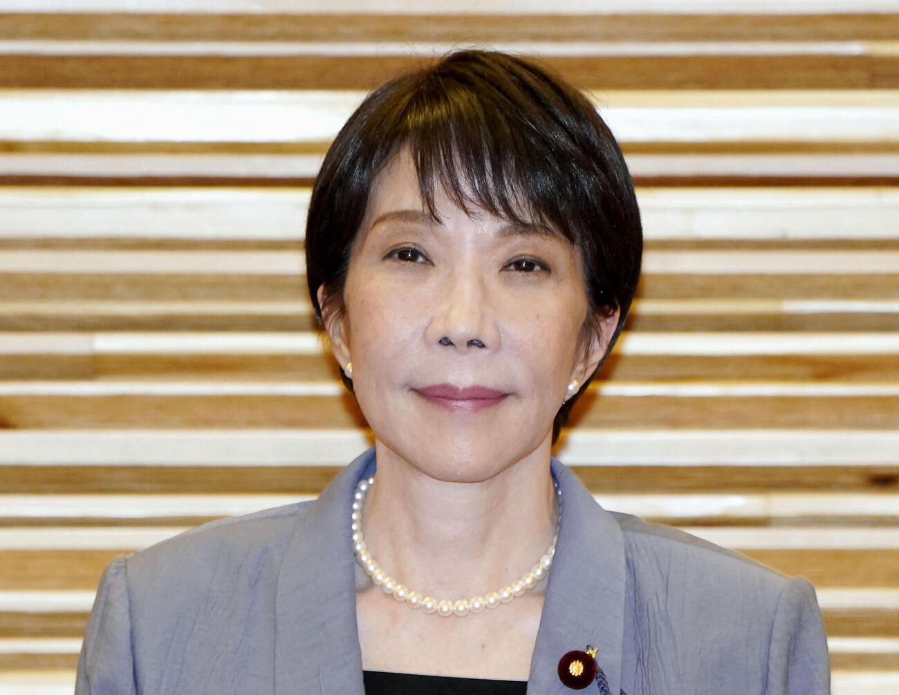 臨時閣議に臨む高市首相。政府は飲食料品の消費税率を2027年4月から2年間に限り、1％に引き下げる基本方針を決定した＝5日午後、首相官邸（共同）