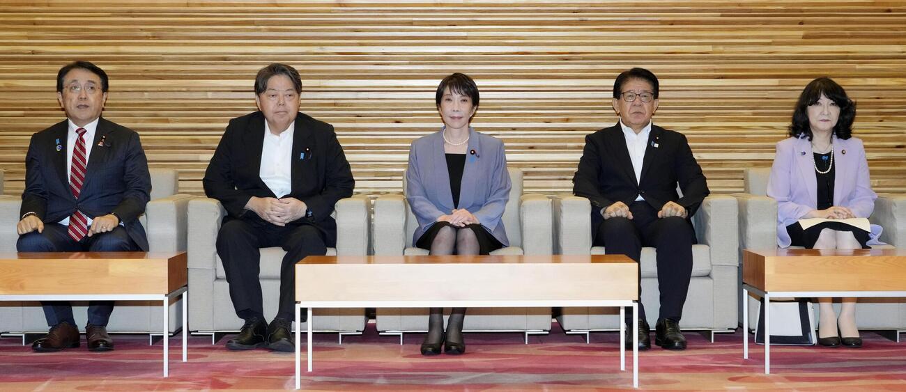 臨時閣議に臨む高市首相（中央）。政府は飲食料品の消費税率を2027年4月から2年間に限り、1％に引き下げる基本方針を決定した（共同）