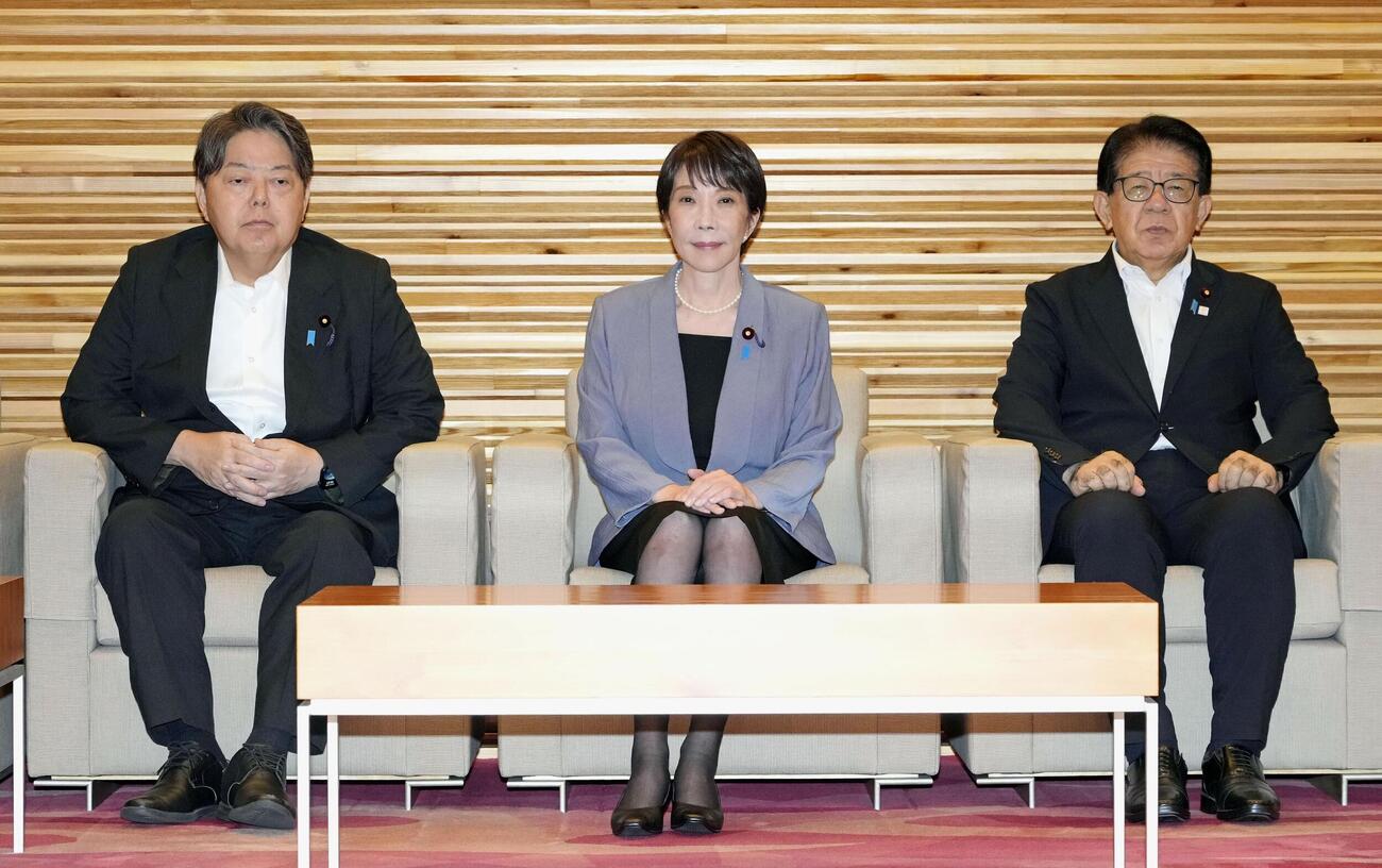 臨時閣議に臨む高市首相（中央）＝5日午後、首相官邸（共同）
