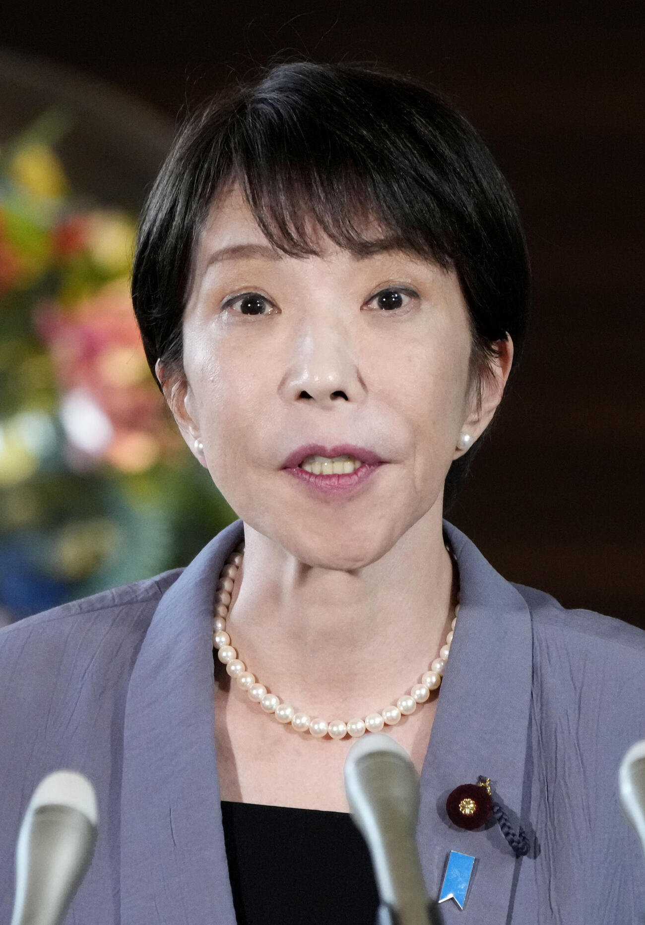 閣議決定した飲食料品の消費税減税方針について、記者団の取材に応じる高市首相＝5日午後、首相官邸（共同）