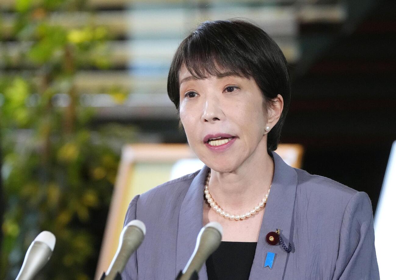 閣議決定した飲食料品の消費税減税方針について、記者団の取材に応じる高市首相＝5日午後、首相官邸（共同）
