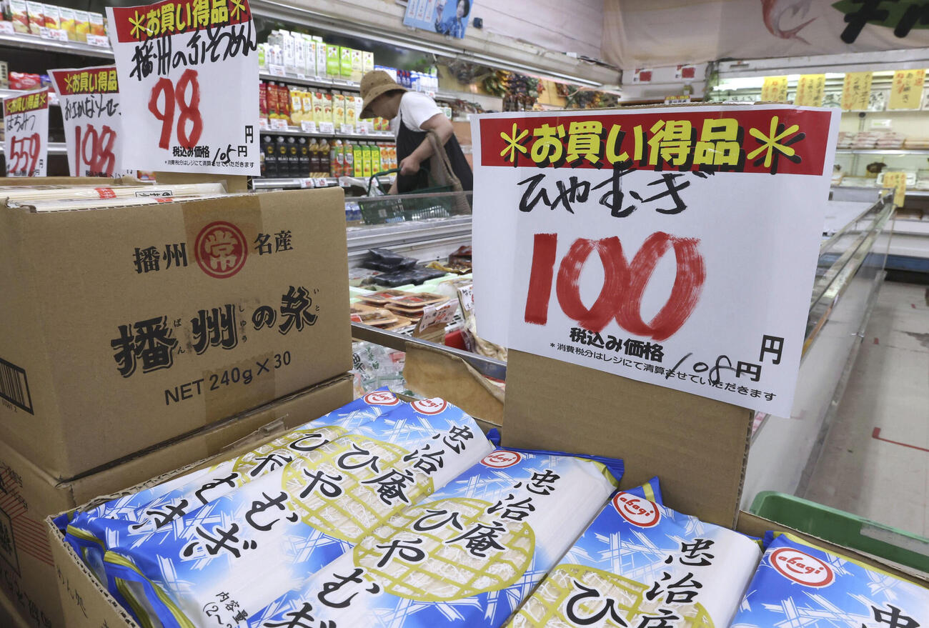 スーパーに並ぶ食料品の価格表示。本体価格100円、税込み価格108円と記載されている＝5日午後、東京都墨田区のスーパーイズミ業平店（共同）