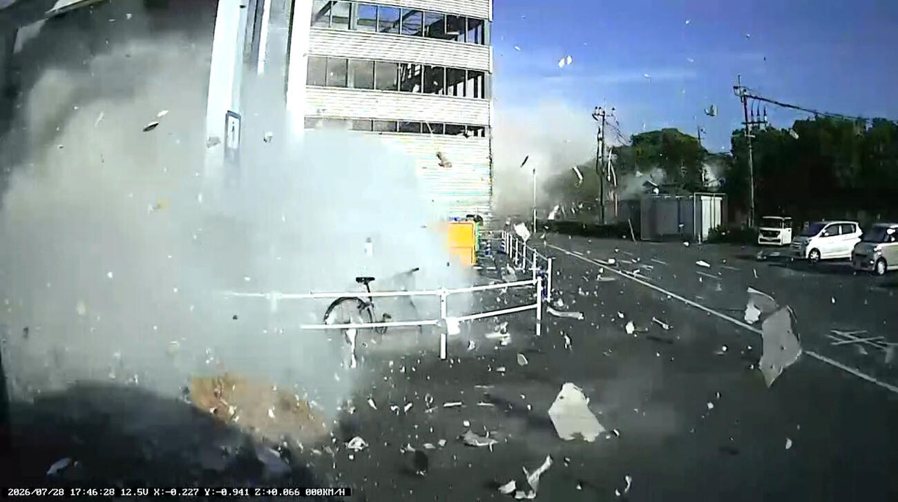爆発の起きた「イオンモール熊本」に設置された献花台＝5日午後、熊本県嘉島町（共同）