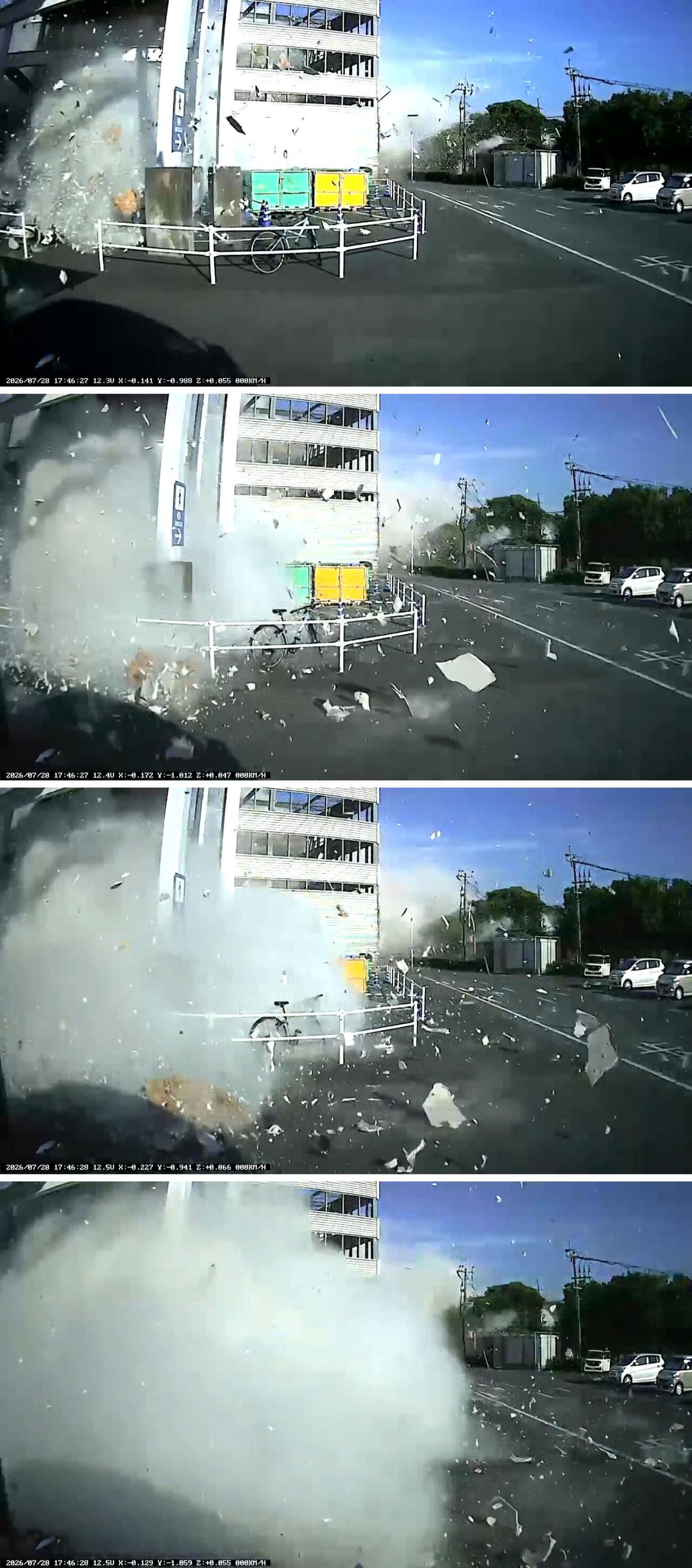 爆発の起きた「イオンモール熊本」に設置された献花台で手を合わせる人＝5日午前、熊本県嘉島町（共同）