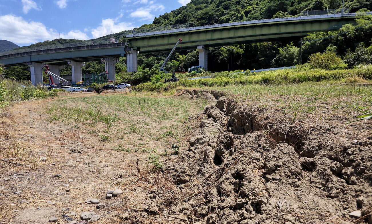 地震で損傷した南九州自動車道の八代ジャンクション付近の地割れ＝5日午前、熊本県八代市(共同)