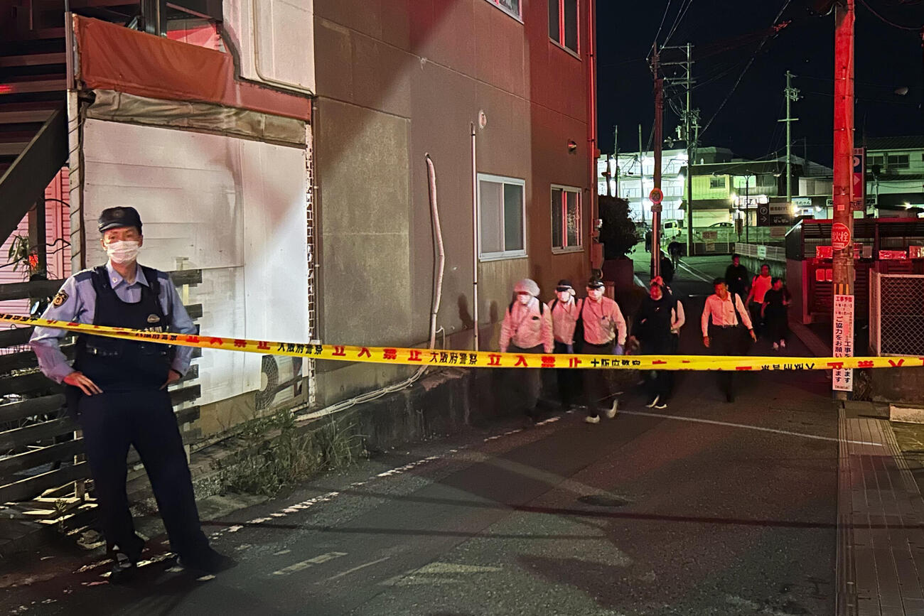 警察官が発砲した現場付近＝4日午後10時34分、大阪府河内長野市（共同）