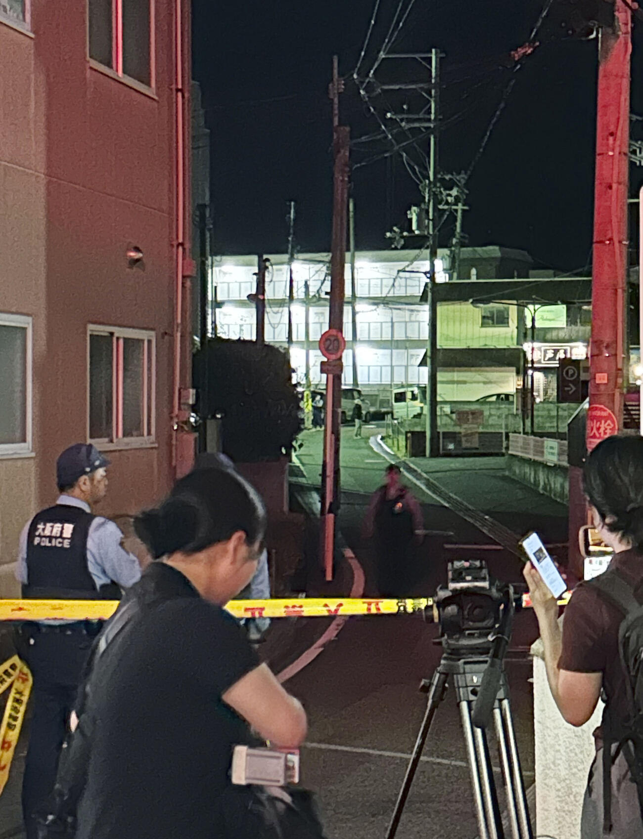警察官が発砲した現場付近＝4日午後10時25分、大阪府河内長野市（共同）
