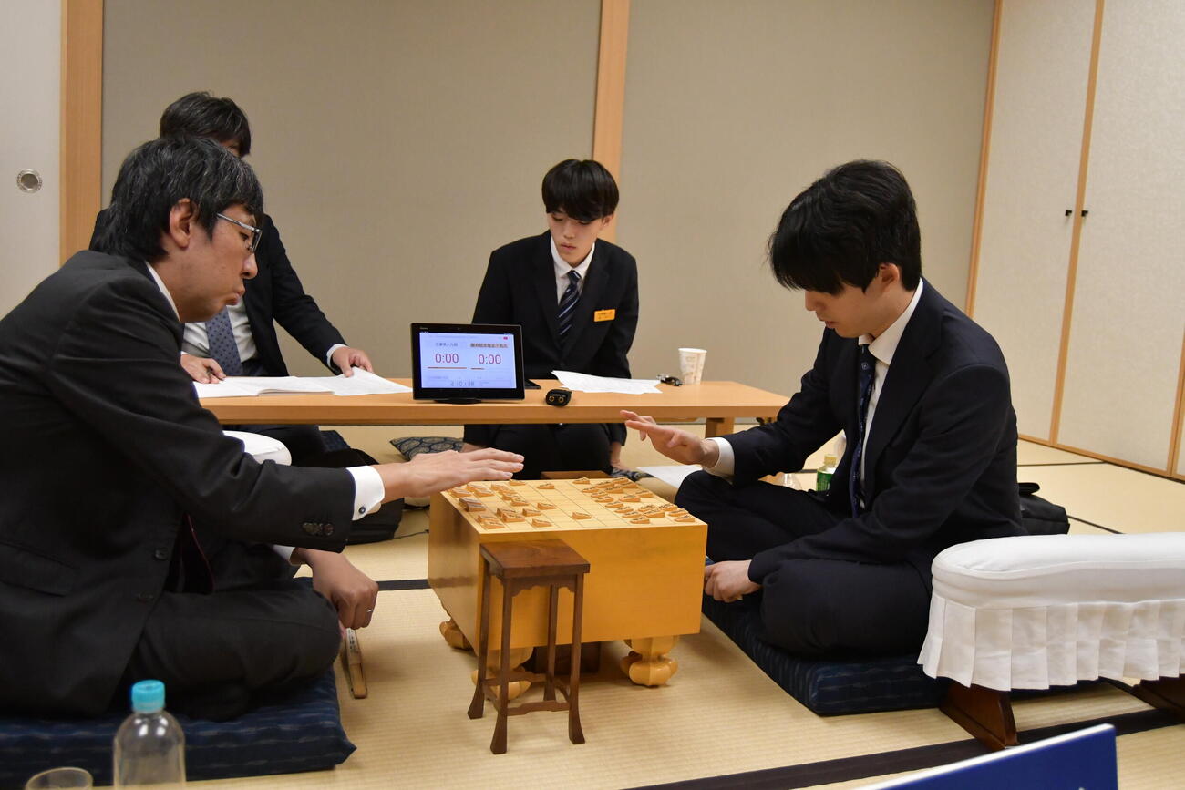 広瀬章人九段（左）は藤井聡太6冠（右）を下して王座戦初挑戦を決める
