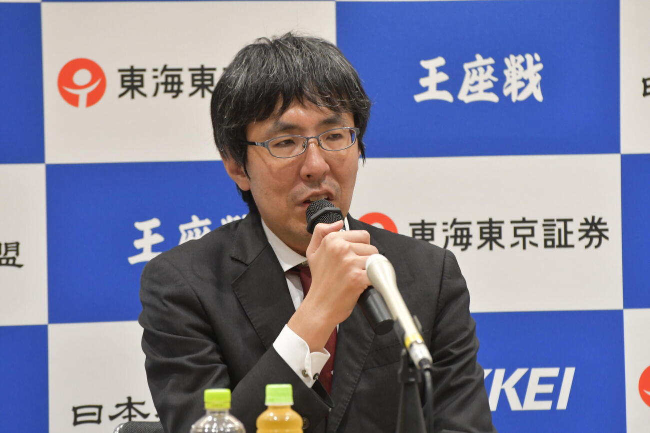 王座戦で初めての挑戦権を獲得して記者会見に応じた広瀬章人九段