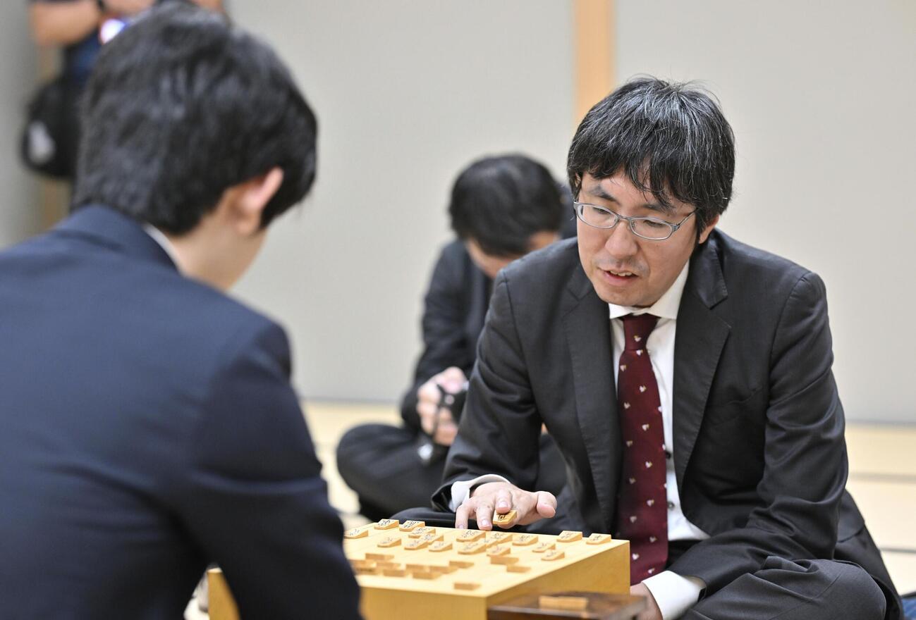将棋の第74期王座戦挑戦者決定戦で、藤井聡太六冠（手前）を破った広瀬章人九段＝5日夜、東京都渋谷区の将棋会館（共同）