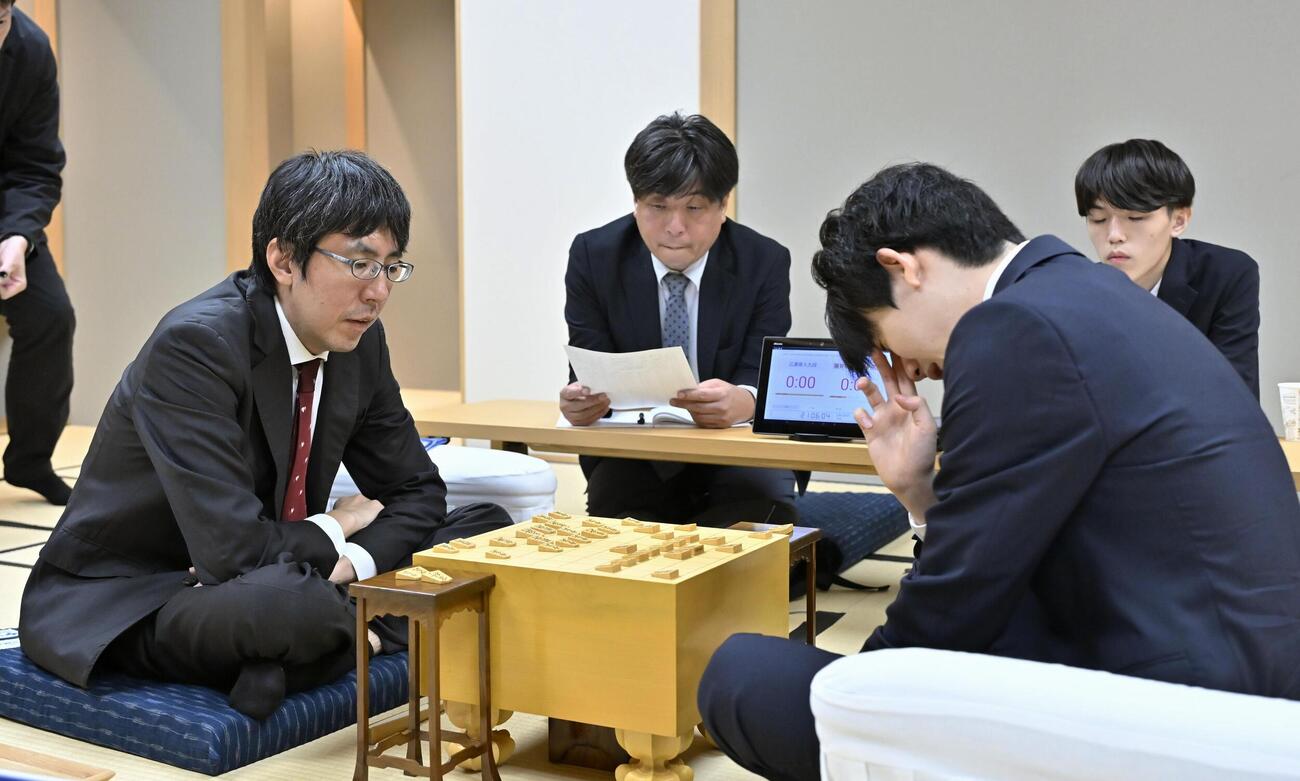 将棋の第74期王座戦挑戦者決定戦で、広瀬章人九段（左）に敗れた藤井聡太六冠＝5日夜、東京都渋谷区の将棋会館（共同）