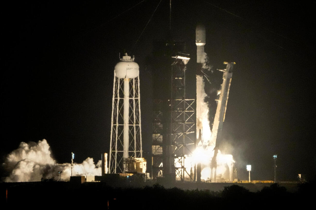 2025年1月、米フロリダ州のケネディ宇宙センターから打ち上げられたスペースXのロケット（AP＝共同）