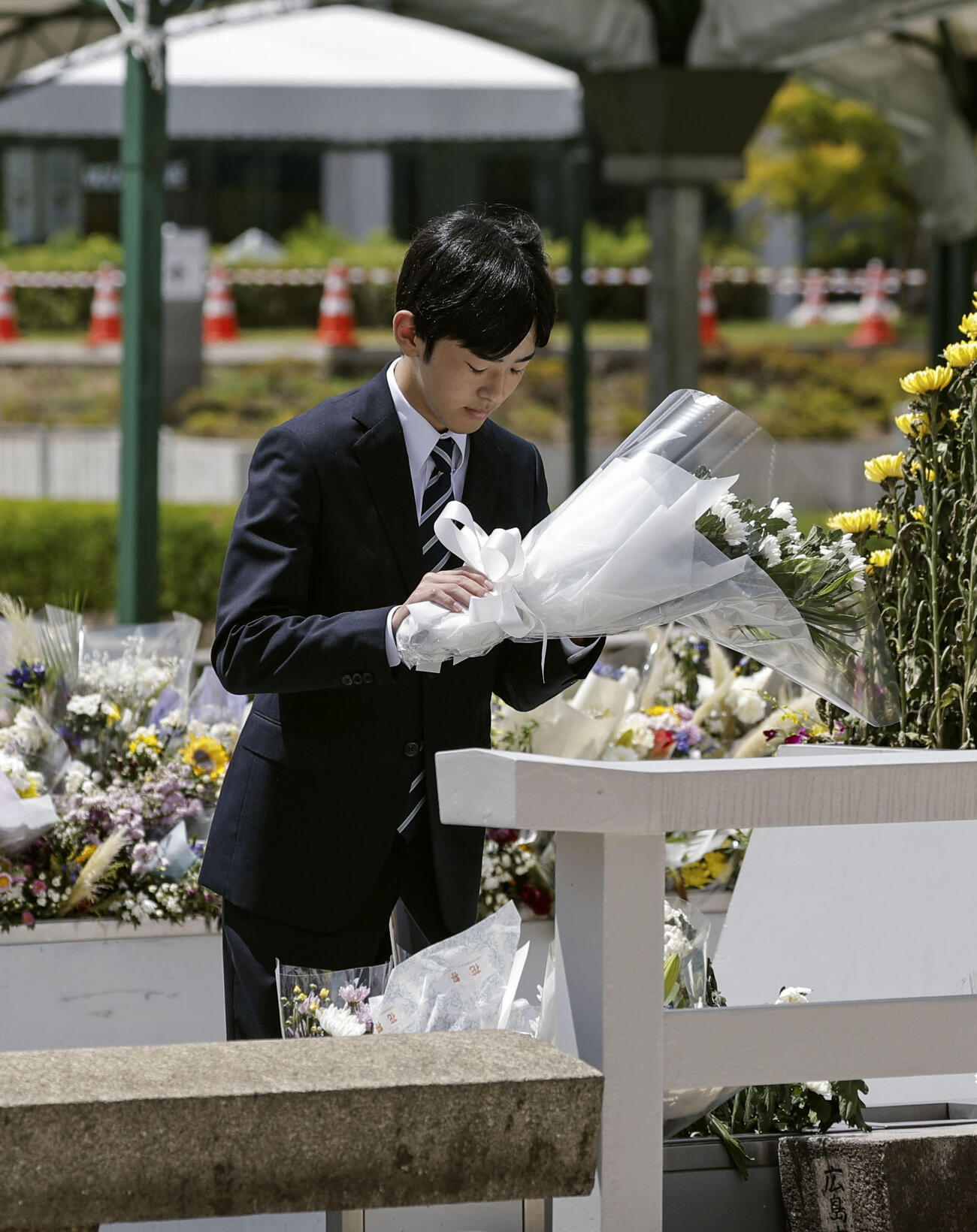 広島市の平和記念公園で原爆慰霊碑に供花される悠仁さま（共同）