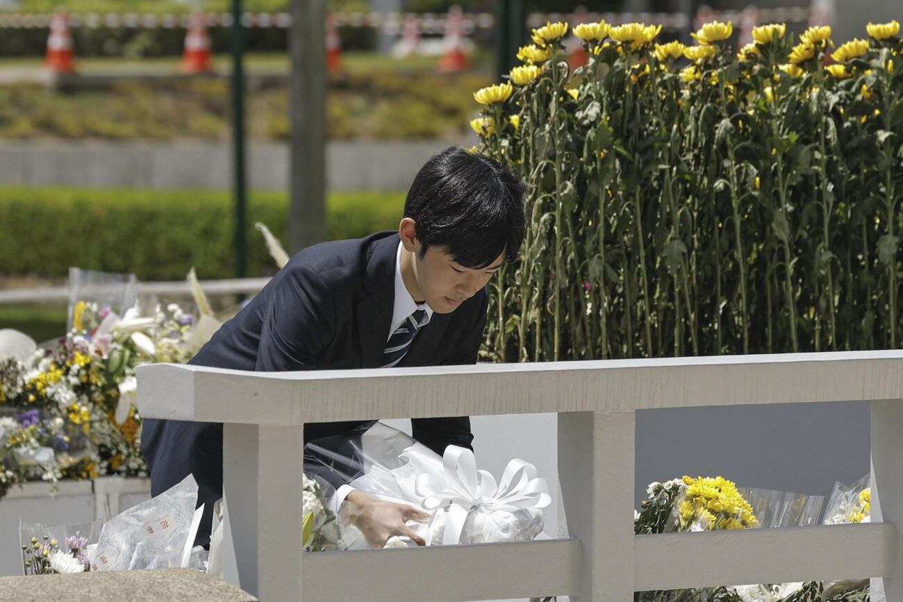 広島市の平和記念公園で原爆慰霊碑に供花される悠仁さま（共同）