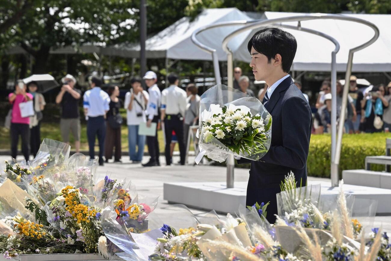広島市の平和記念公園で原爆慰霊碑へ供花に向かわれる悠仁さま（共同）