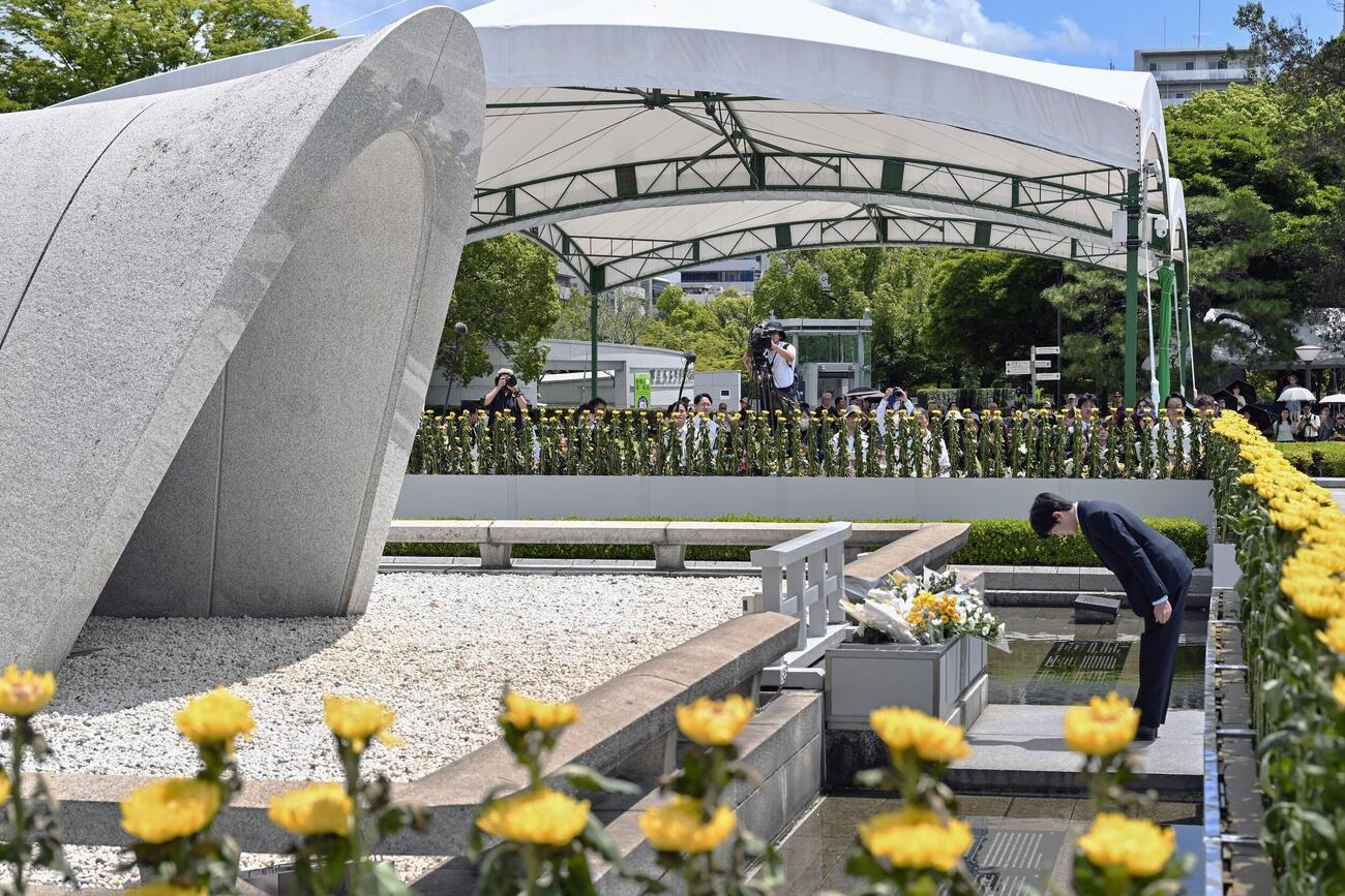 広島市の平和記念公園で原爆慰霊碑に供花し一礼される悠仁さま（共同）