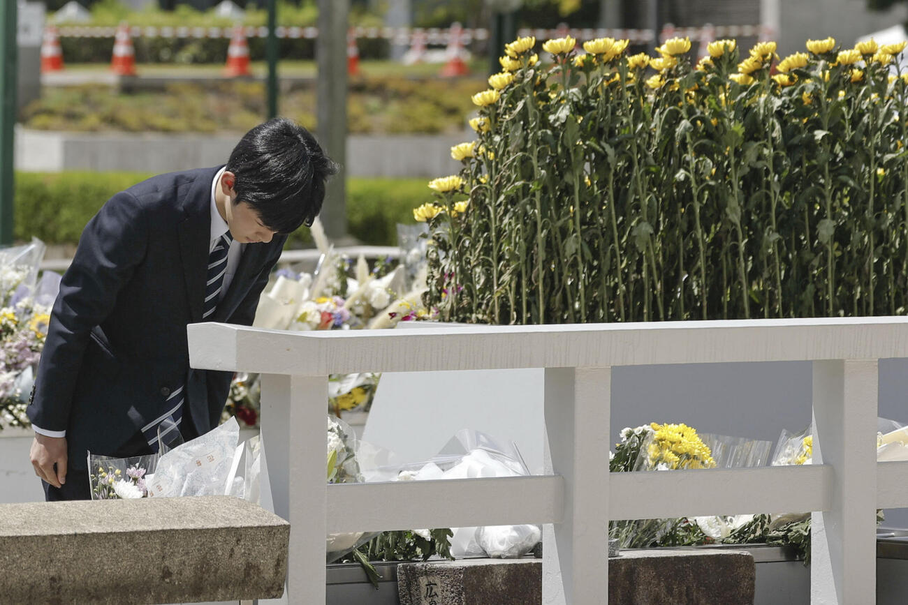広島市の平和記念公園で原爆慰霊碑に供花し一礼される悠仁さま（共同）