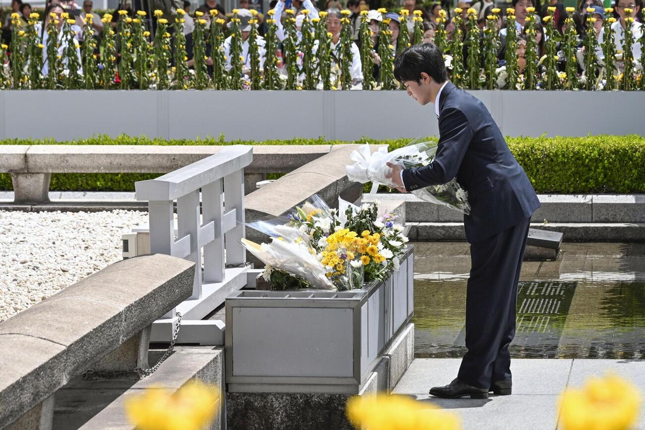 広島市の平和記念公園で原爆慰霊碑に供花される悠仁さま（共同）