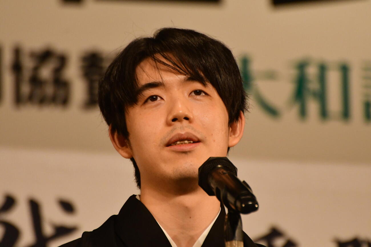 就位式の謝辞の冒頭に熊本地震へのお見舞いなどを述べた藤井聡太名人