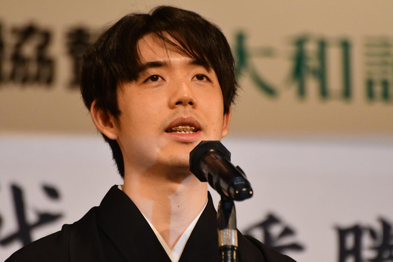 就位式の謝辞の冒頭に熊本地震へのお見舞いなどを述べた藤井聡太名人