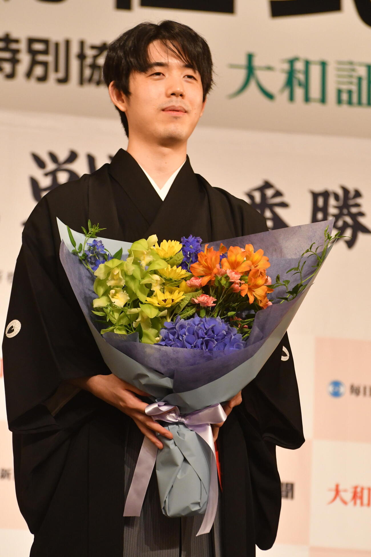 就位式で花束を手にする藤井聡太名人