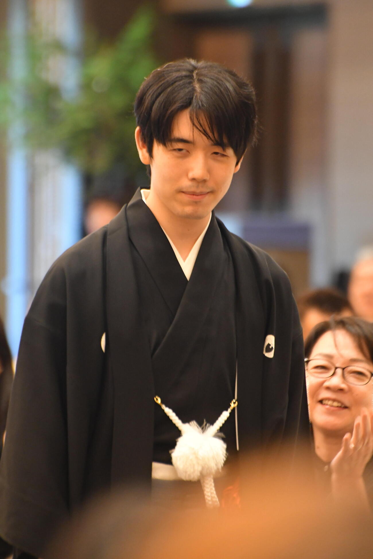 就位式に入場する藤井聡太名人