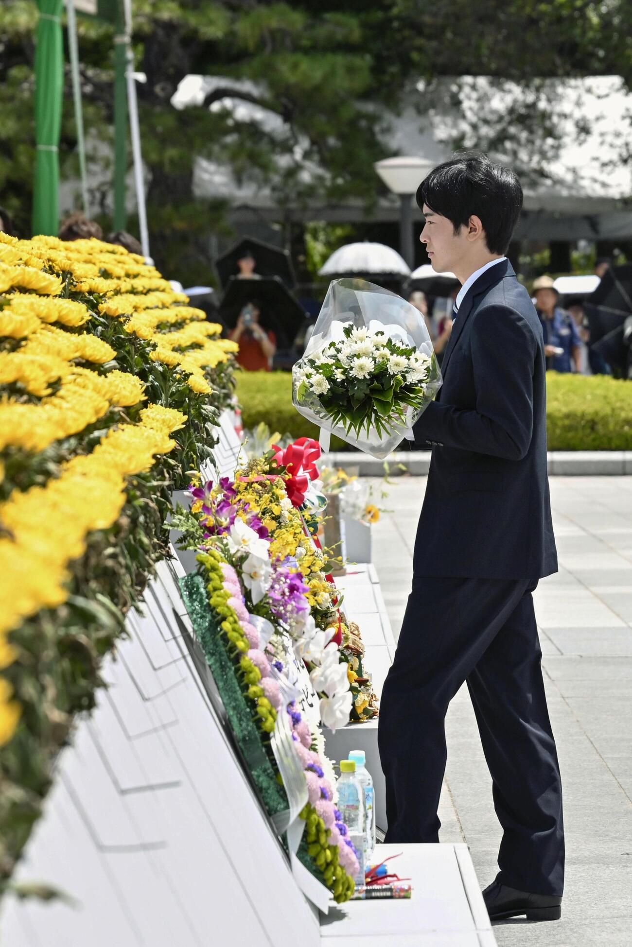 広島市の平和記念公園で原爆慰霊碑へ供花に向かわれる悠仁さま(共同)