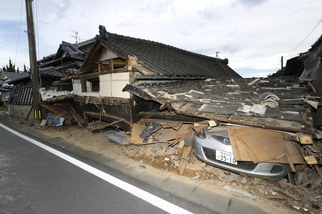 地震で倒壊した熊本県八代市の家屋（共同）