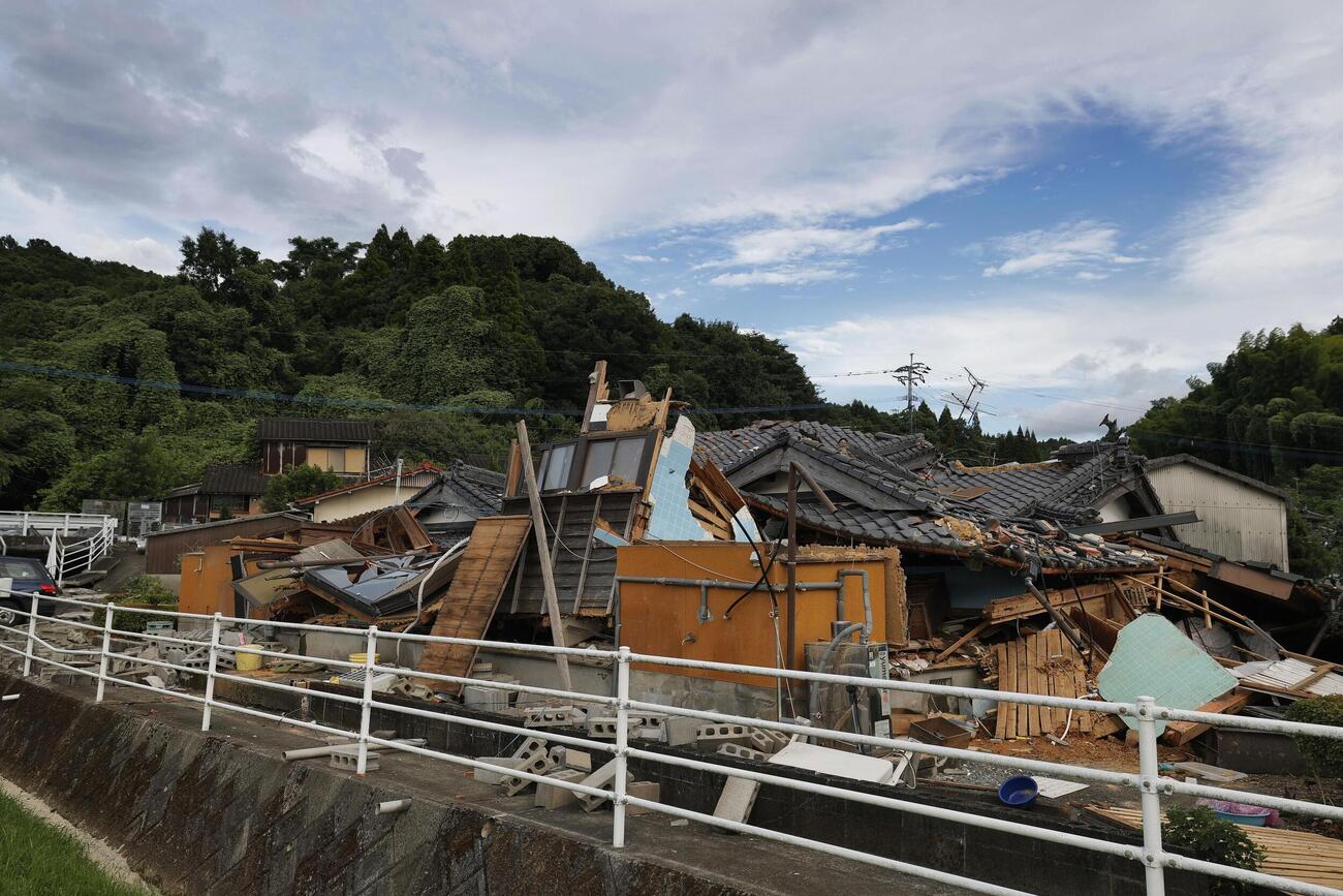 地震で倒壊した熊本県氷川町の家屋（共同）