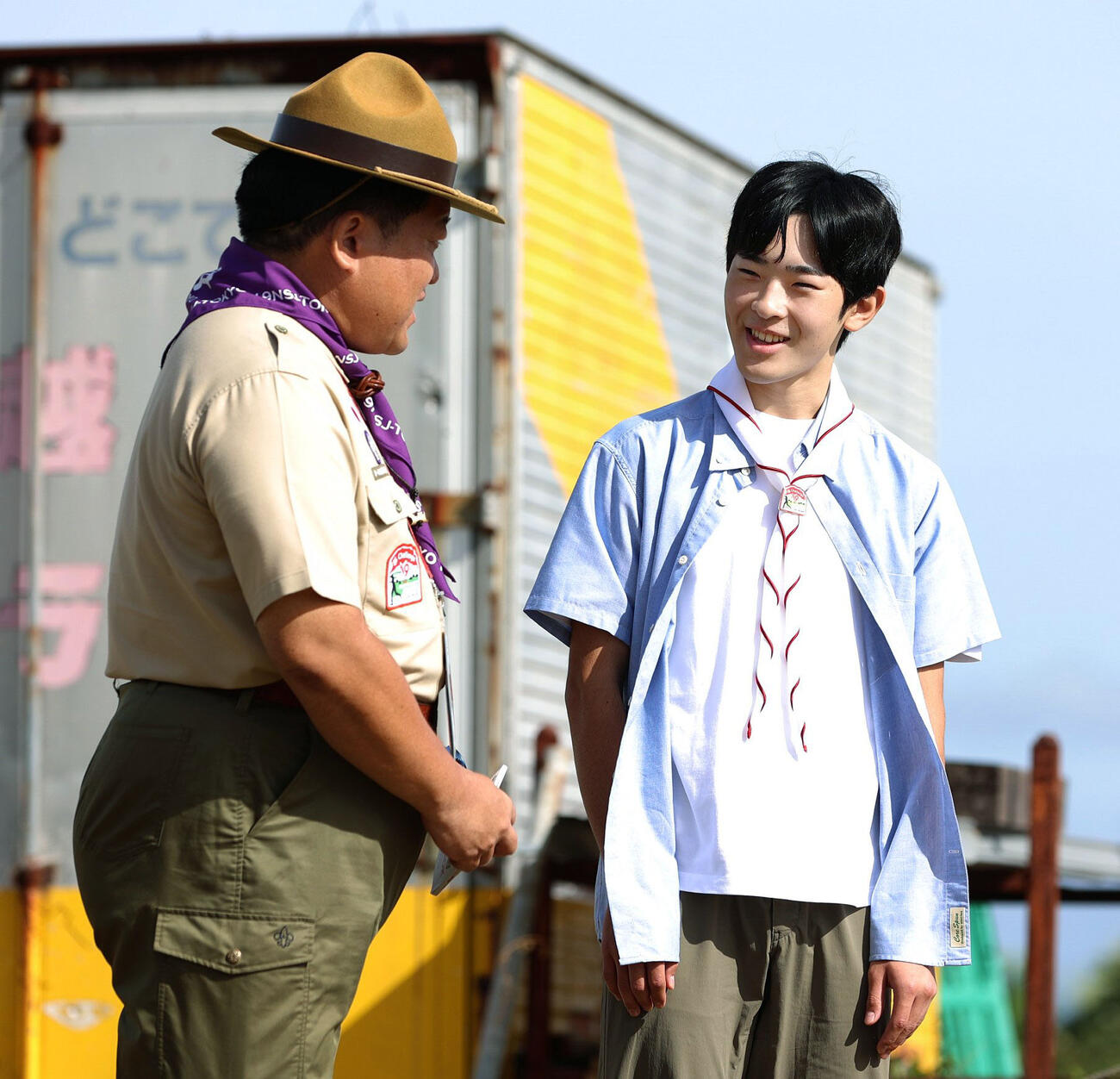 第19回日本スカウトジャンボリーで、丸太切り体験の説明を受けられる悠仁さま＝8日午前、広島県神石高原町（代表撮影）