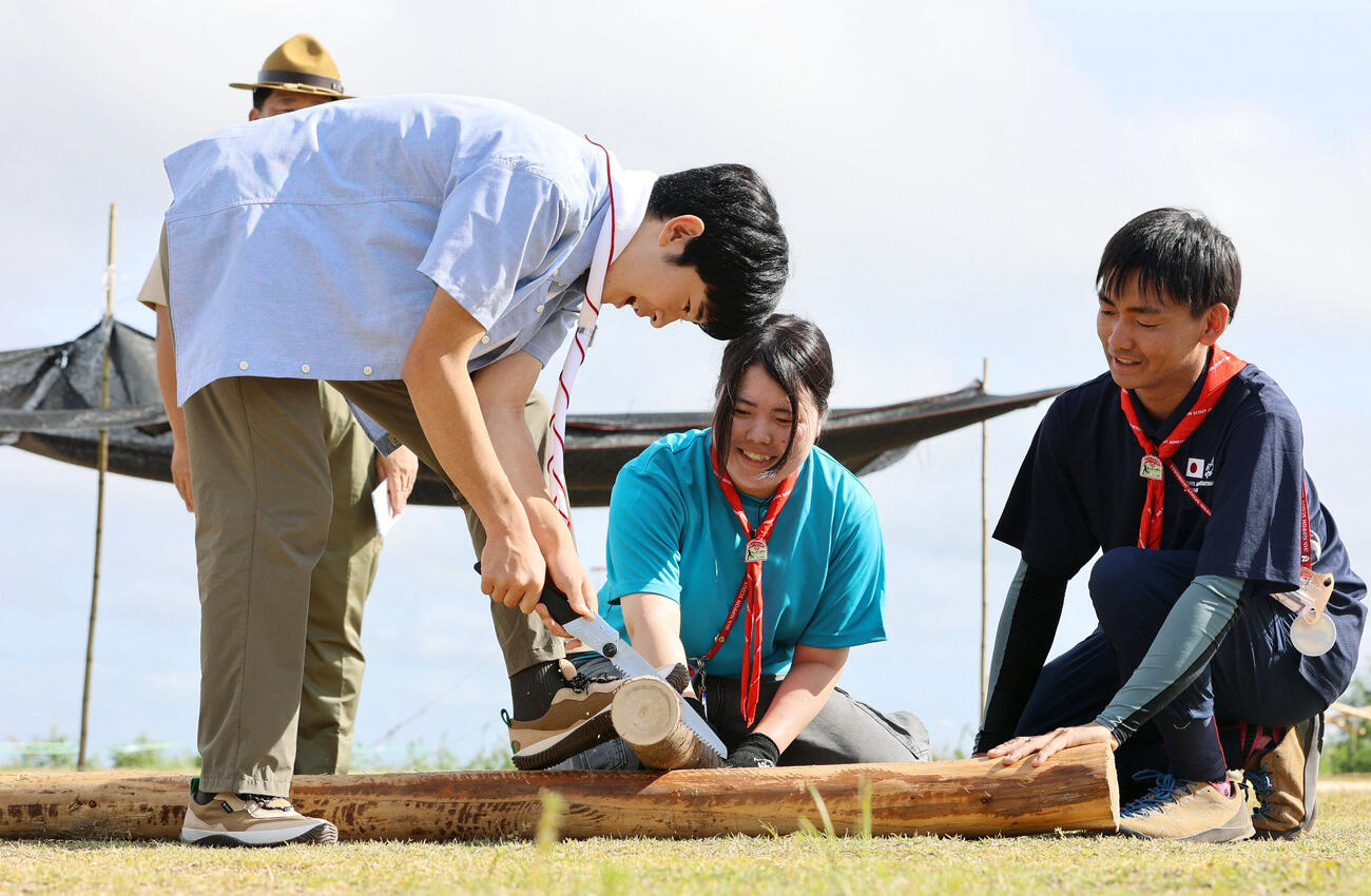 第19回日本スカウトジャンボリーで、丸太切り体験をされる悠仁さま＝8日午前、広島県神石高原町（代表撮影）
