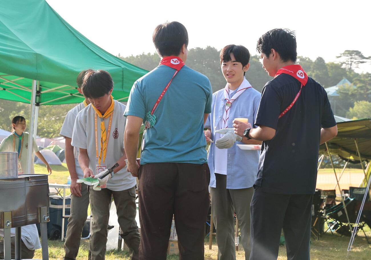 ボーイスカウトの第19回日本スカウトジャンボリーで、朝食作りの説明を受けられる秋篠宮の長男悠仁さま＝8日午前、広島県神石高原町（代表撮影）