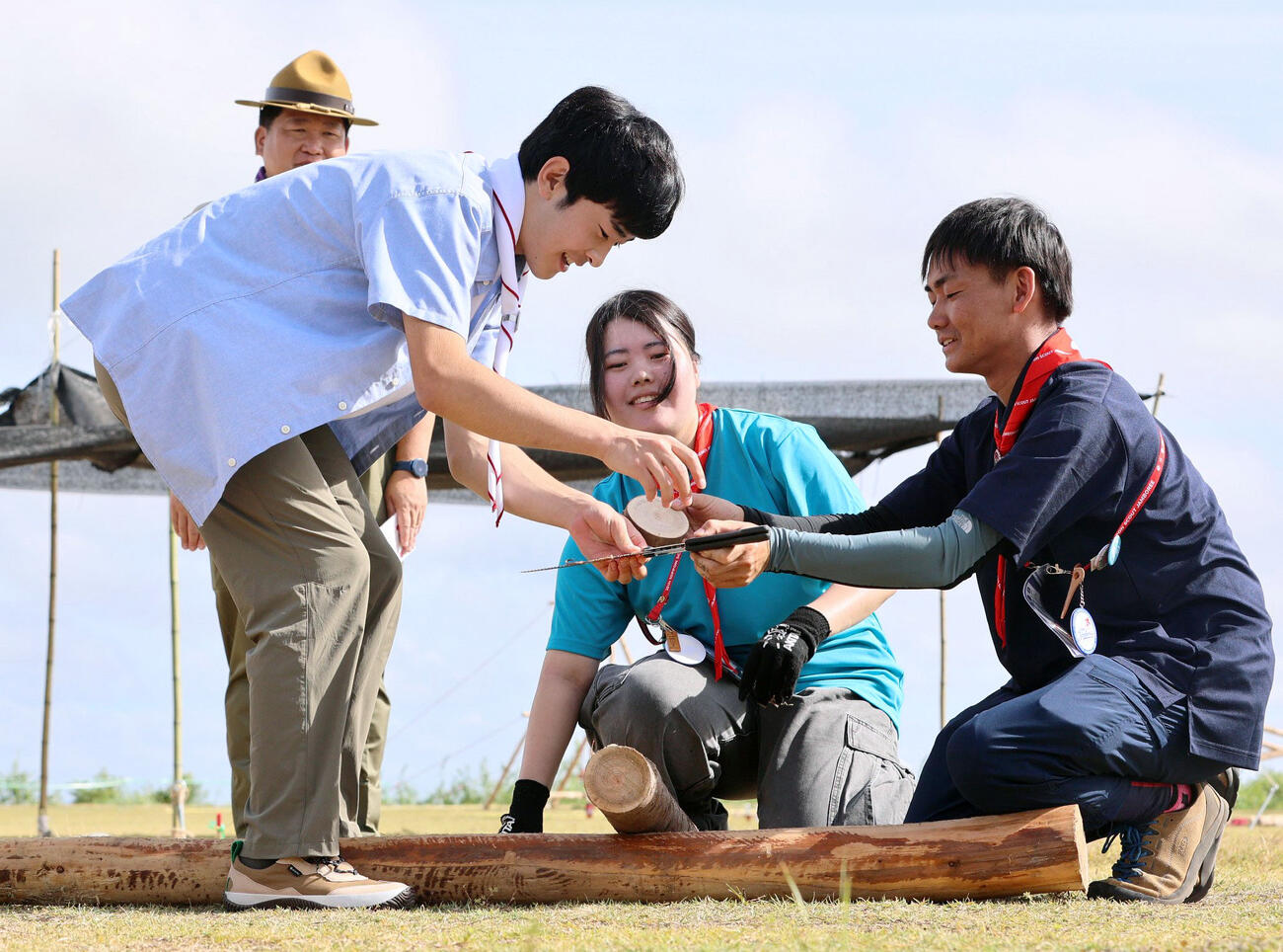 第19回日本スカウトジャンボリーで、切った丸太を確認される悠仁さま＝8日午前、広島県神石高原町（代表撮影）
