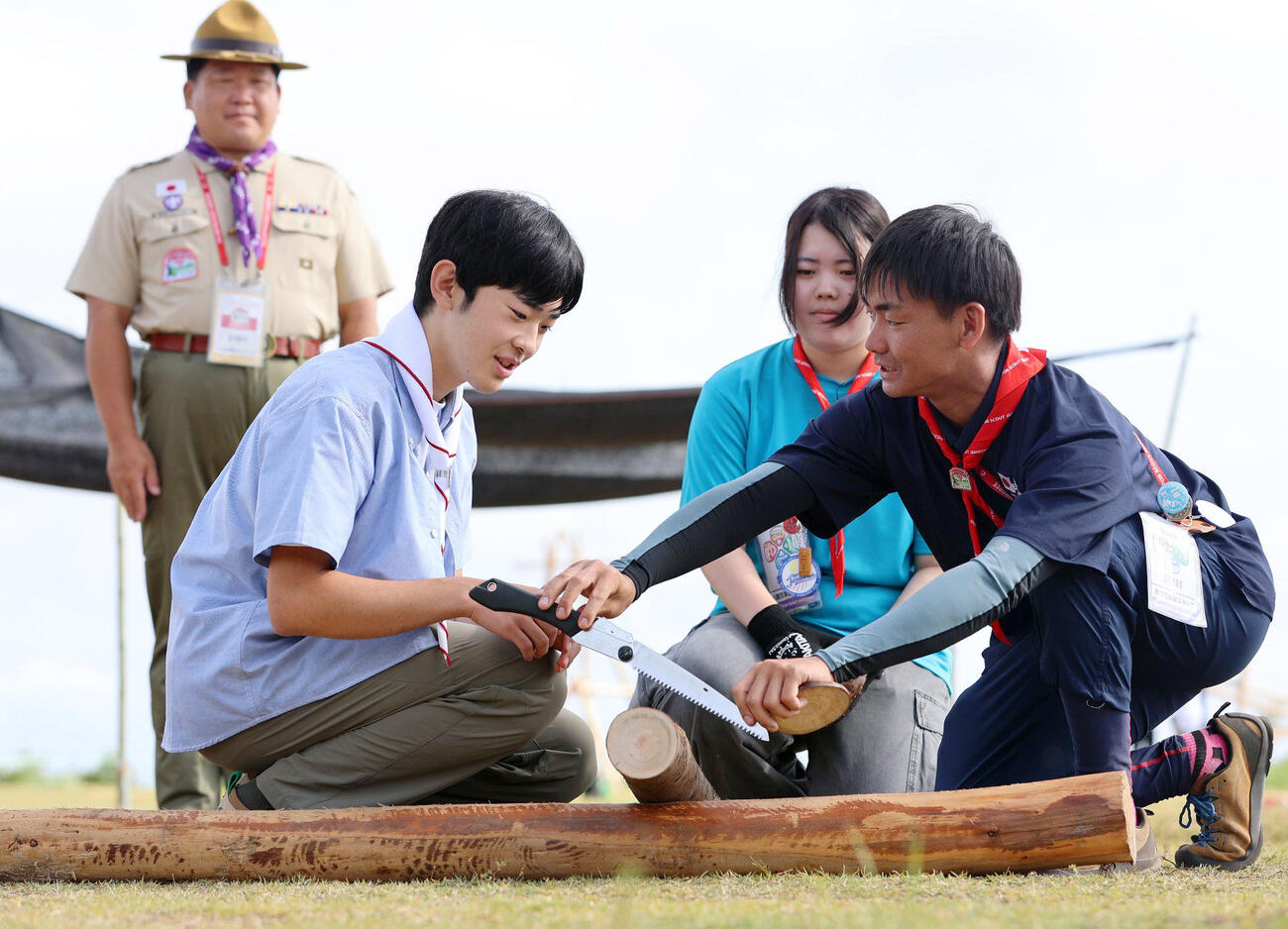 第19回日本スカウトジャンボリーで、丸太切り体験の説明を受けられる悠仁さま＝8日午前、広島県神石高原町（代表撮影）