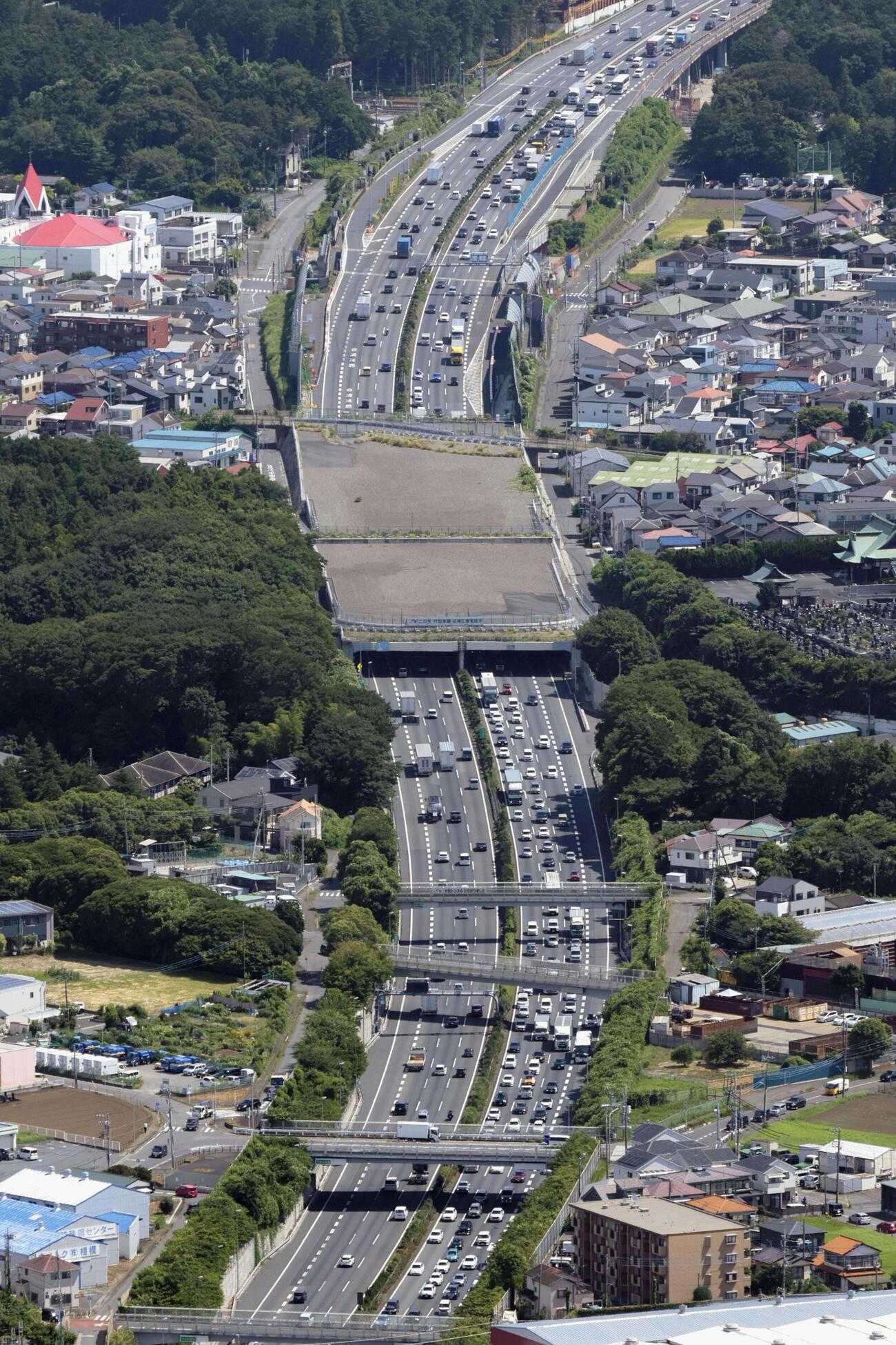 帰省ラッシュで渋滞する東名高速道路の下り線（右）＝神奈川県大和市