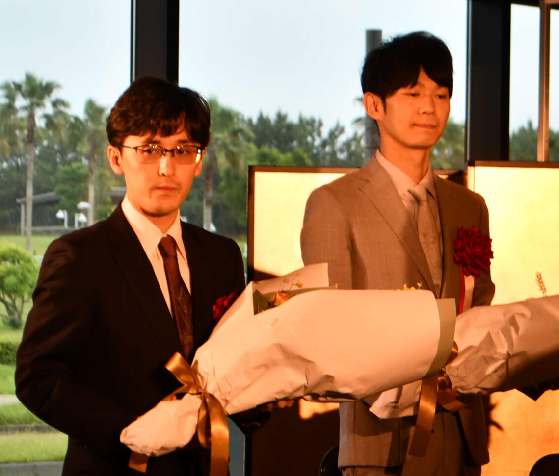 伊藤匠叡王（左）と斎藤慎太郎八段（2025年撮影）