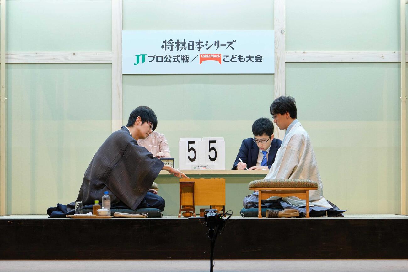 斎藤慎太郎八段（左）は伊藤匠2冠（右）との激しい攻め合いを制してベスト4一番乗り（将棋日本シリーズ総合事務局）