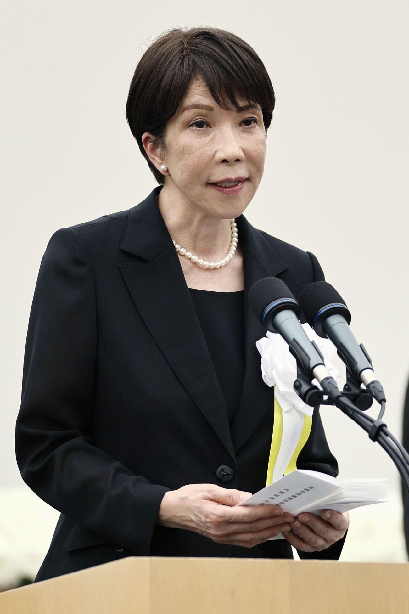 「長崎原爆犠牲者慰霊平和祈念式典」であいさつする高市首相（共同）