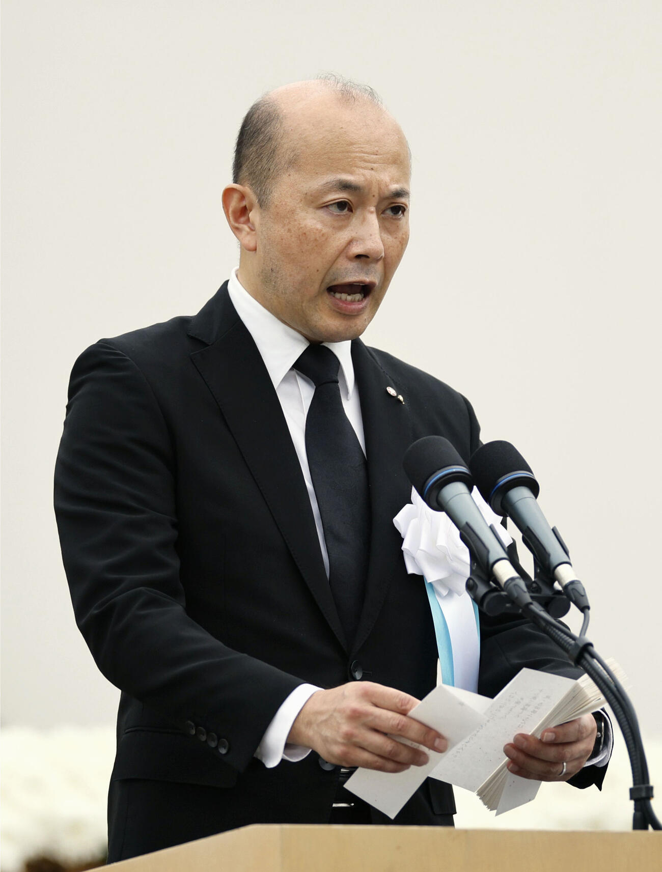「長崎原爆犠牲者慰霊平和祈念式典」で平和宣言を読み上げる長崎市の鈴木史朗市長（共同）