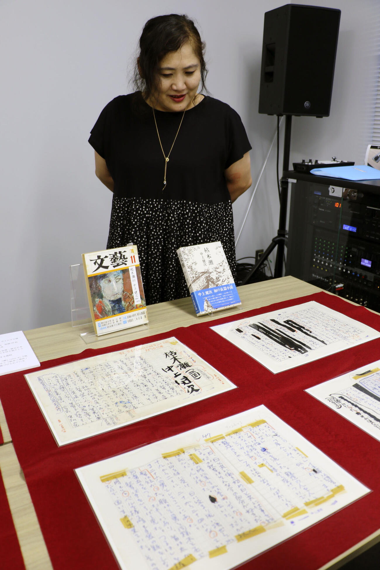 作家中上健次の「枯木灘」の自筆原稿と中上紀さん（共同）