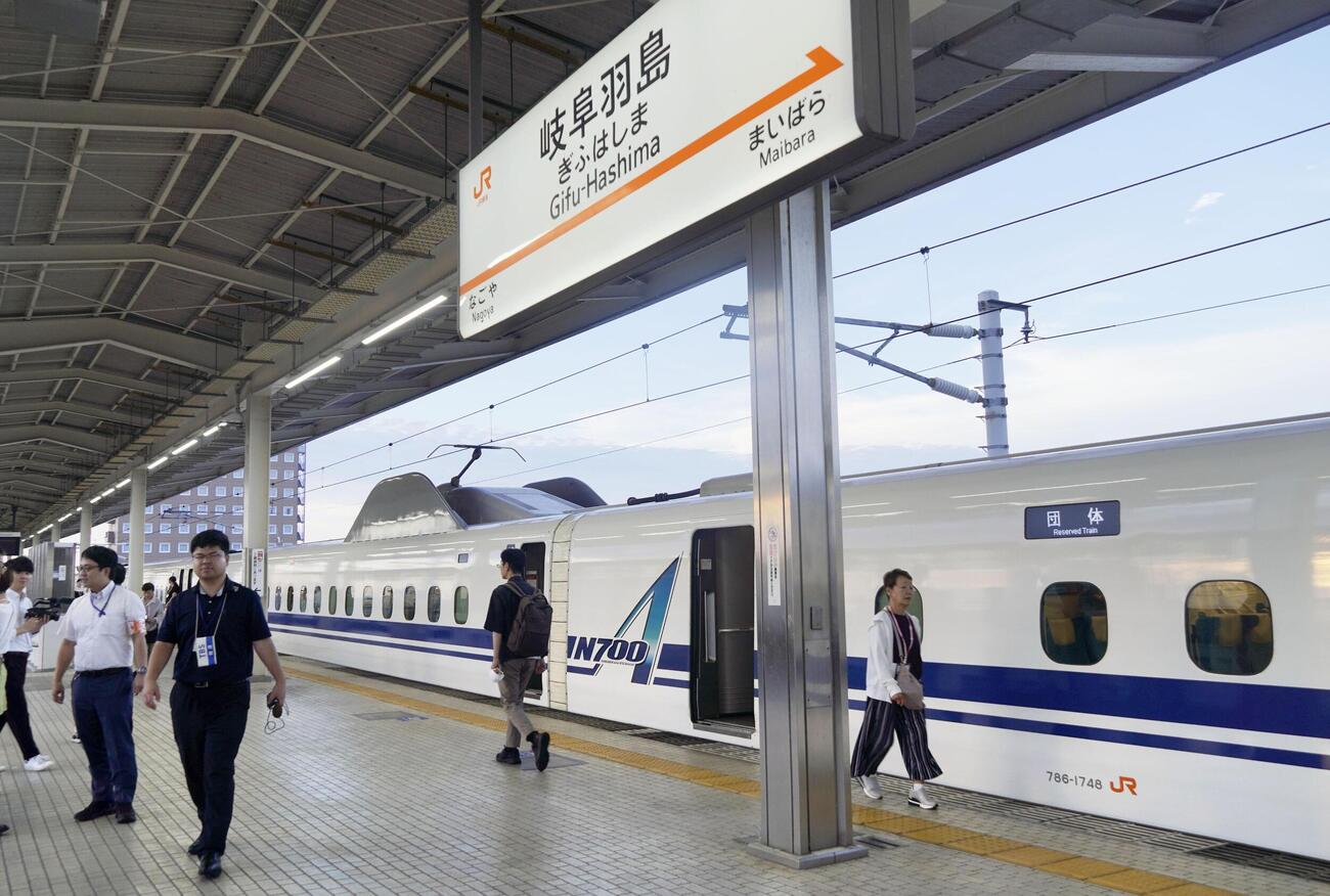 前日深夜からJR岐阜羽島駅に停車する東海道新幹線の特別列車「東海道ルミエールエクスプレス」＝9日早朝(共同)