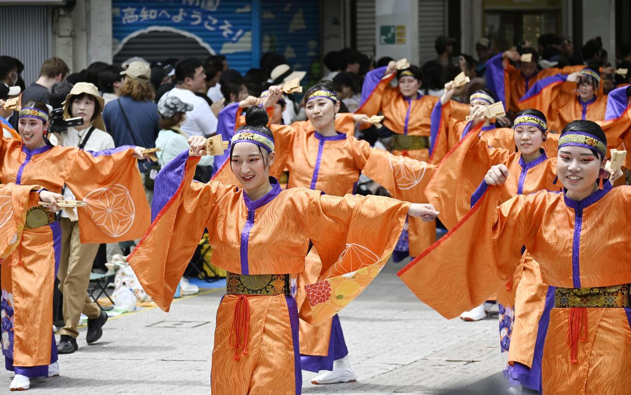 「よさこい祭り」で演舞を披露する踊り子たち（共同）
