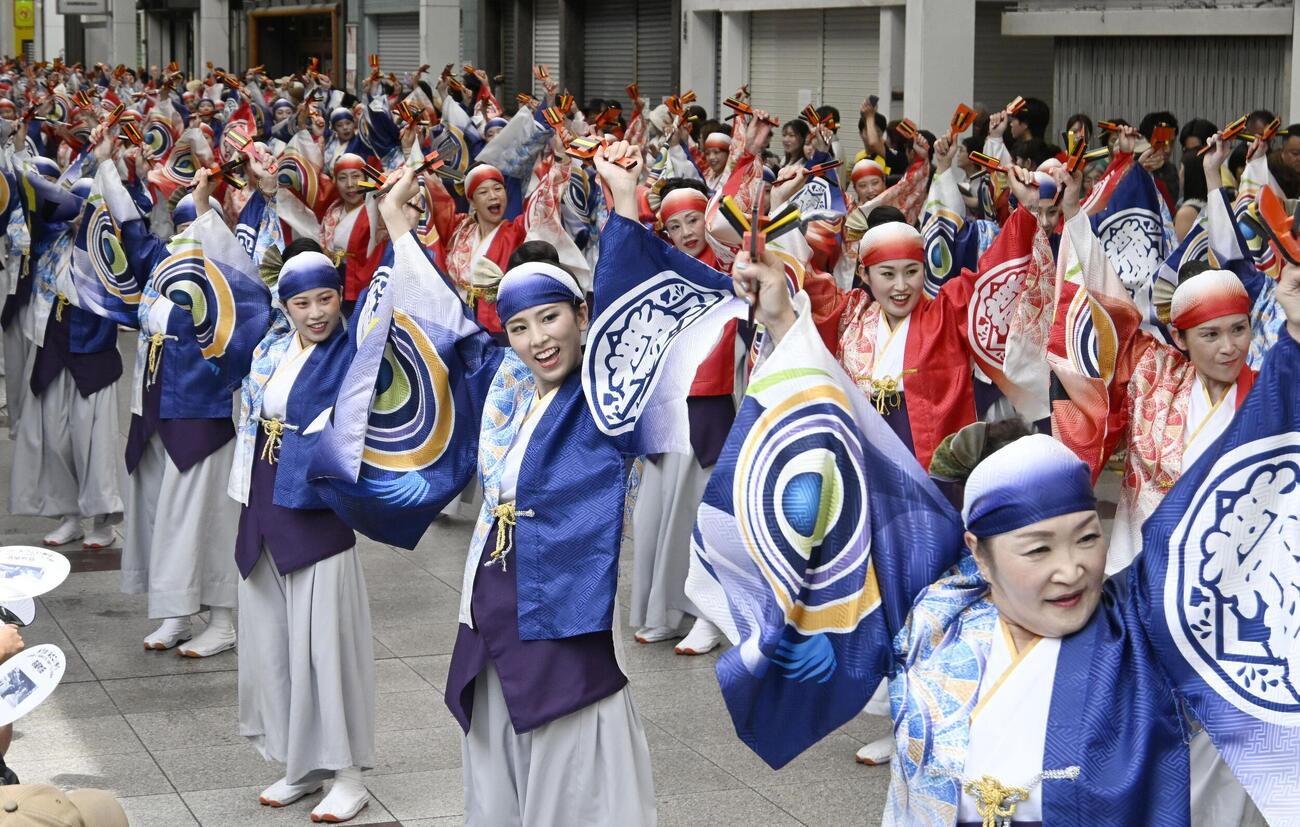 「よさこい祭り」で演舞を披露する踊り子たち（共同）